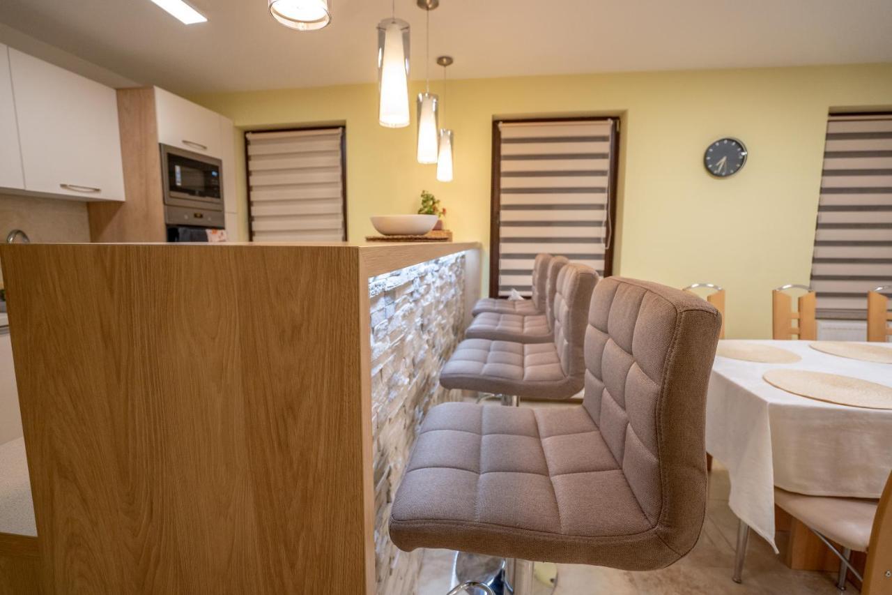 Roots Villa Redwood 브라쇼브 외부 사진