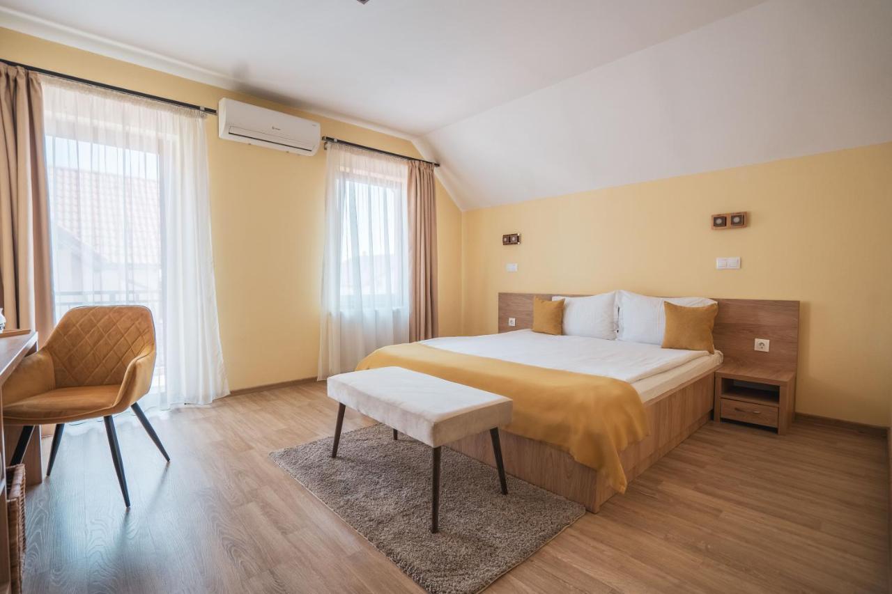 Roots Villa Redwood 브라쇼브 외부 사진