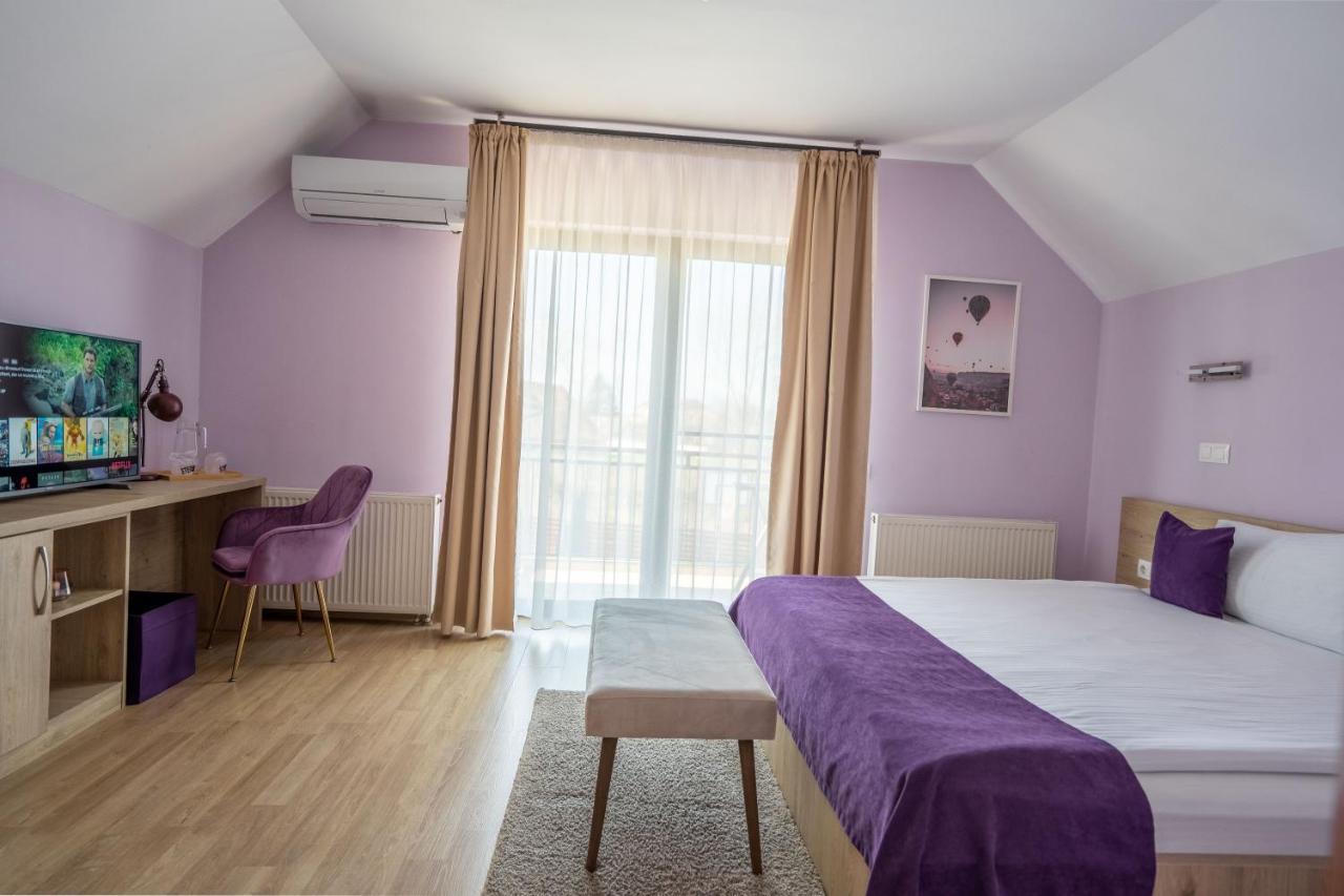 Roots Villa Redwood 브라쇼브 외부 사진